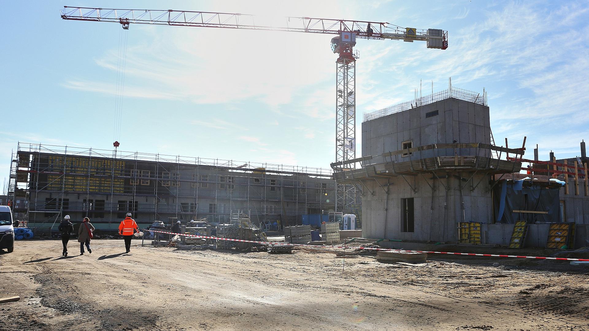 Baukran auf einer Baustelle (Archiv)