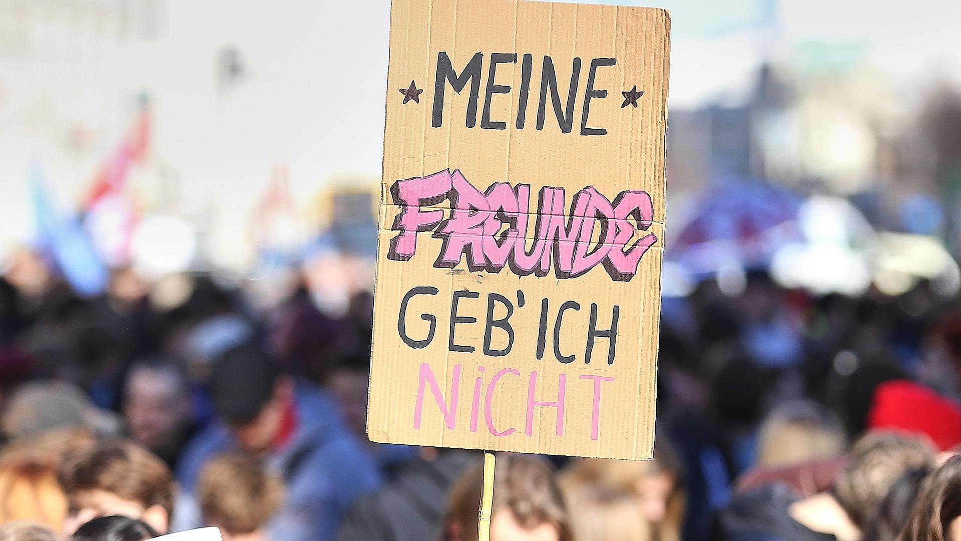 Schüler-Demo gegen Wehrdienstpläne (Archiv)
