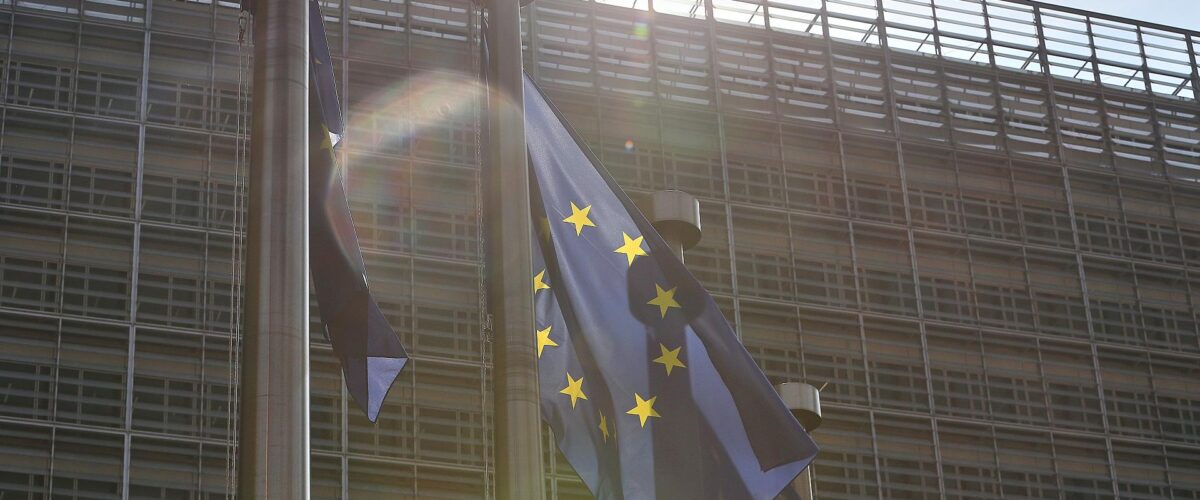 EU einigt sich auf Konkretisierung von KI-Regeln 1 EU-Fahnen (Archiv)