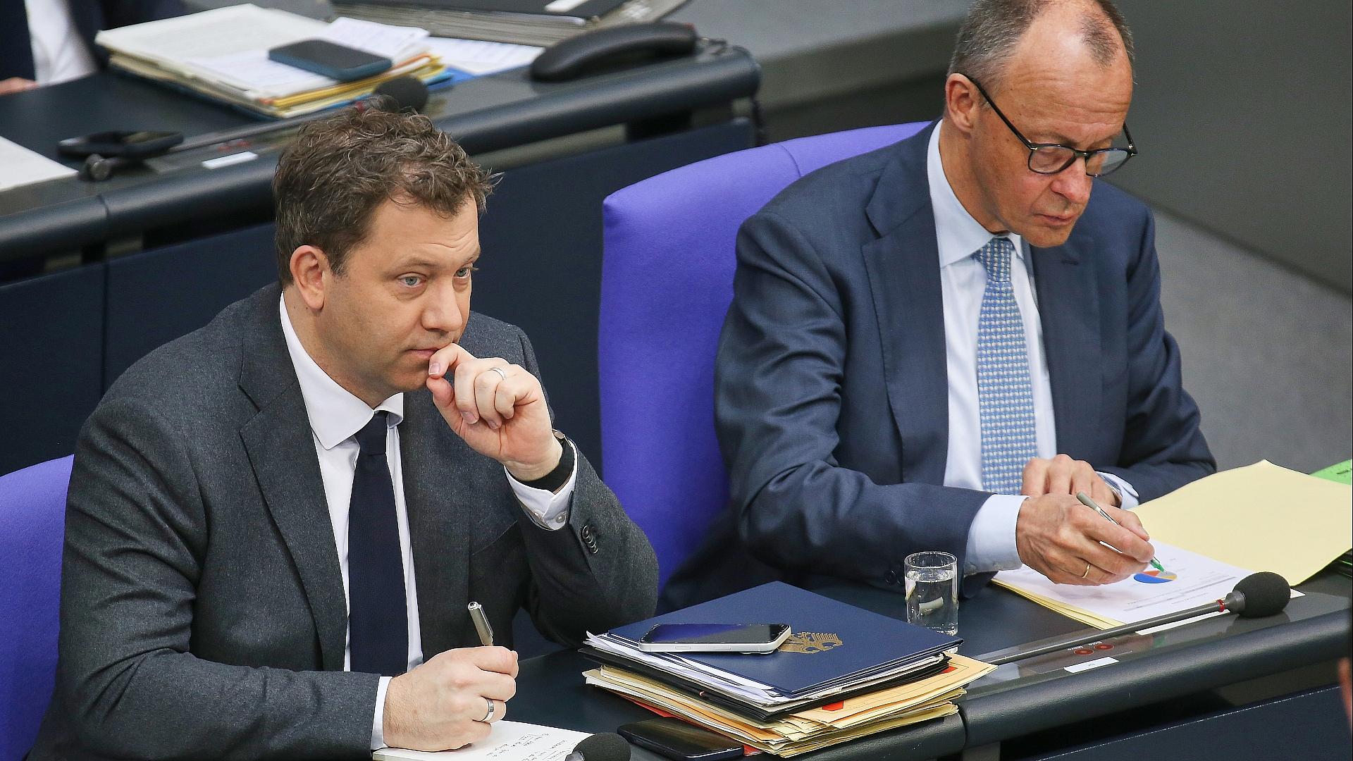 Ifo-Chef Fuest sieht Bundesregierung auf "Crashkurs" 1 Lars Klingbeil und Friedrich Merz (Archiv)