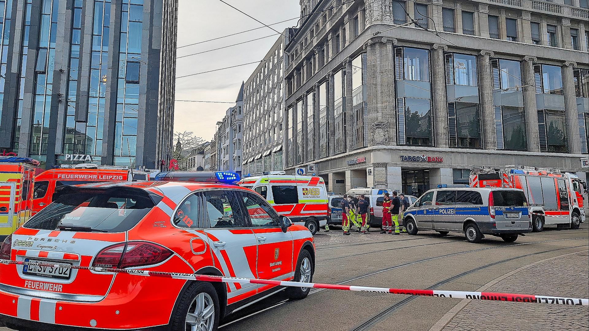 Auto fährt in Leipzig in Menschenmenge am 04.05.2026