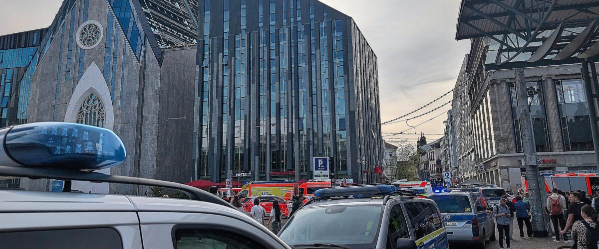 Sachsens Innenminister spricht von "Amokfahrt" in Leipzig 1 Auto fährt in Leipzig in Menschenmenge am 04.05.2026