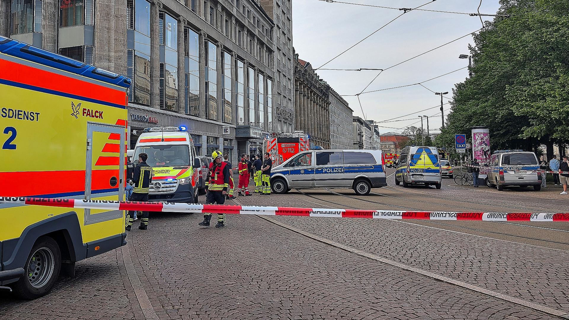 Auto fährt in Leipzig in Menschenmenge am 04.05.2026