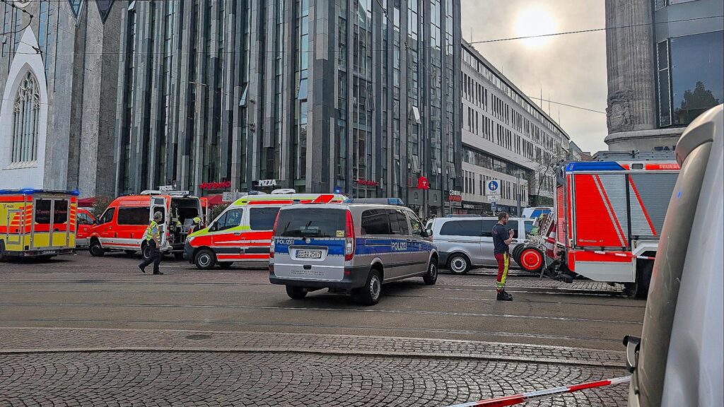 Auto fährt in Leipzig in Menschenmenge am 04.05.2026