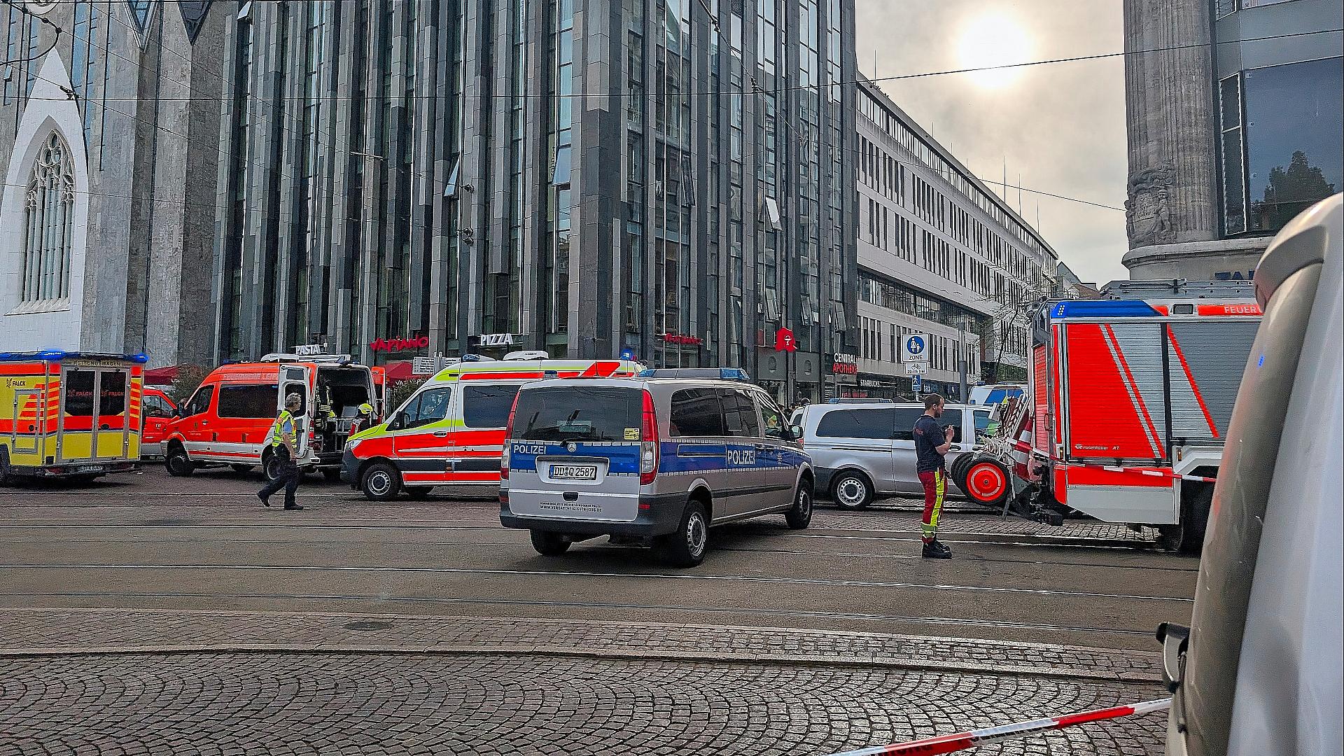 Auto fährt in Leipzig in Menschenmenge am 04.05.2026