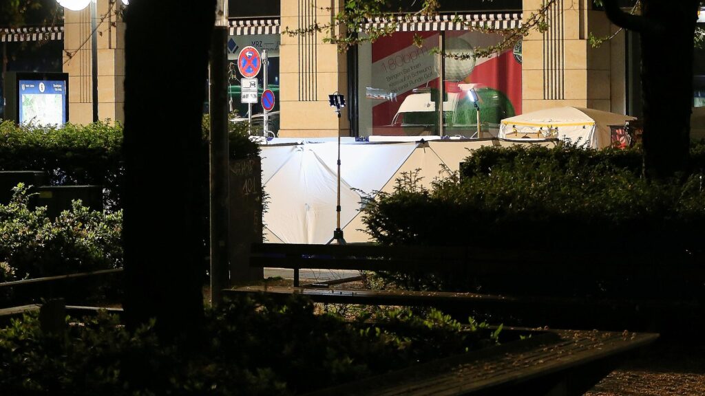 Auto fährt in Leipzig in Menschenmenge am 04.05.2026