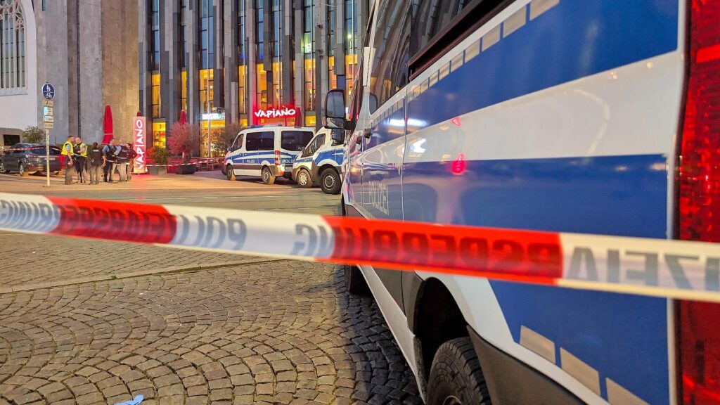 Auto fährt in Leipzig in Menschenmenge am 04.05.2026