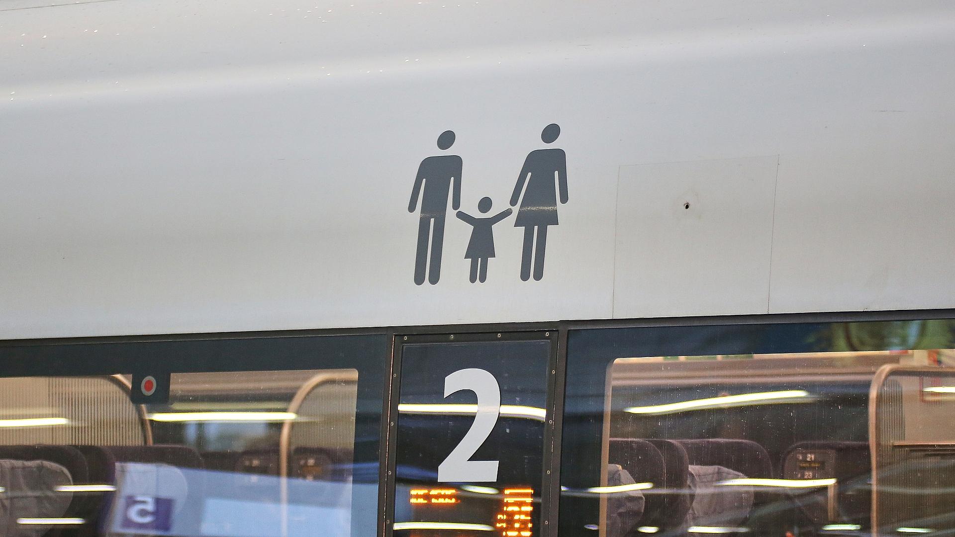 Fahrgastverband kritisiert Regeln für neues Familienticket 1 Familienabteil bei der Deutschen Bahn (Archiv)