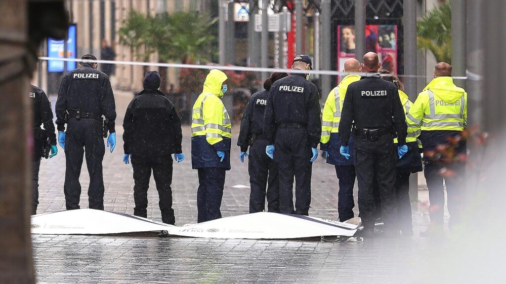 Polizei nennt weitere Details nach Amokfahrt in Leipzig 7 Auto fährt in Leipzig in Menschenmenge - Polizei am Tatort am 05.05.2026