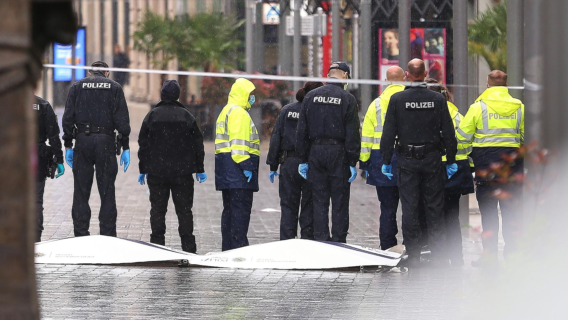 Auto fährt in Leipzig in Menschenmenge - Polizei am Tatort am 05.05.2026