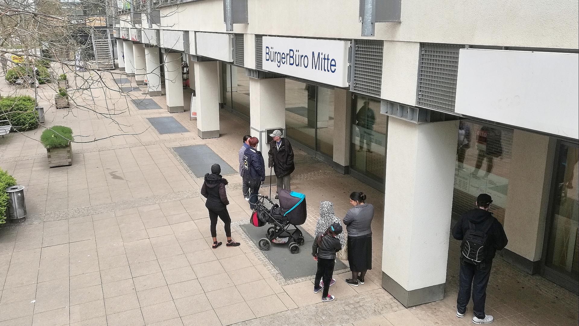 Neuer Einbürgerungsrekord: 300.000 Deutsche Pässe 2025 1 Menschen warten vor Bürgerbüro (Archiv)