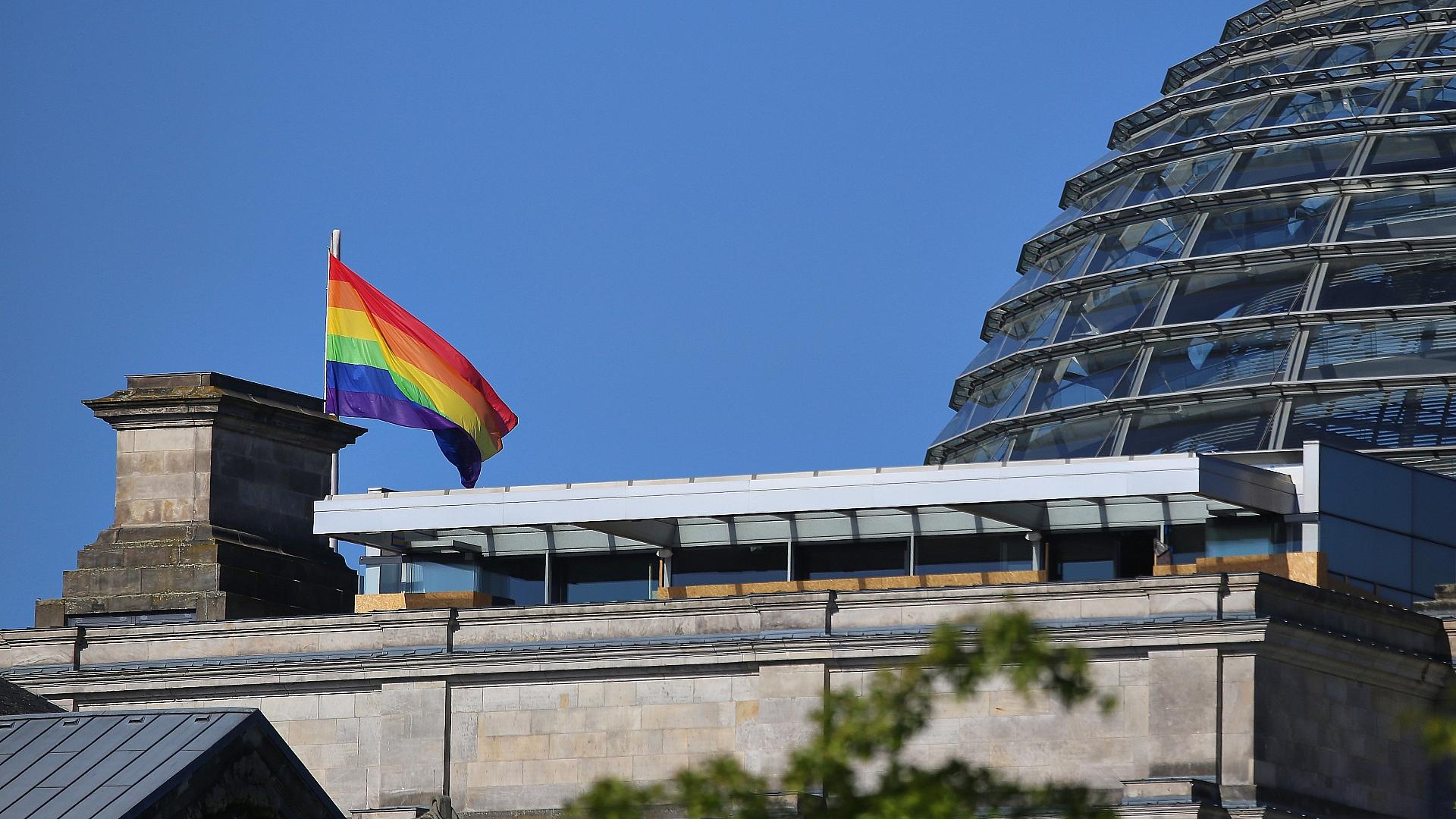 Regenbogenflaggen am Reichstag
