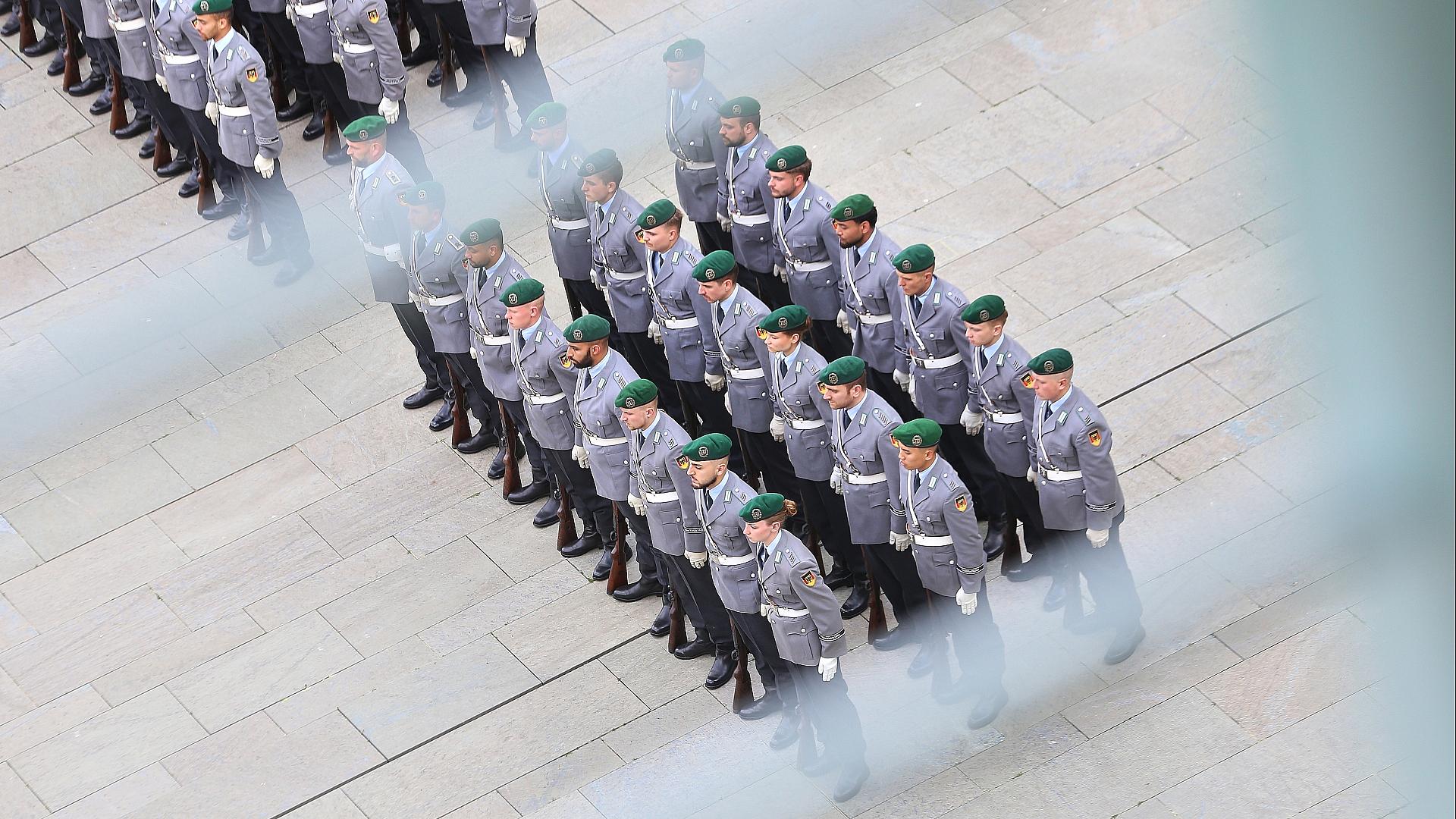 Zahl der Bundeswehrsoldaten legt leicht zu 1 Bundeswehr-Soldaten am 18.05.2026