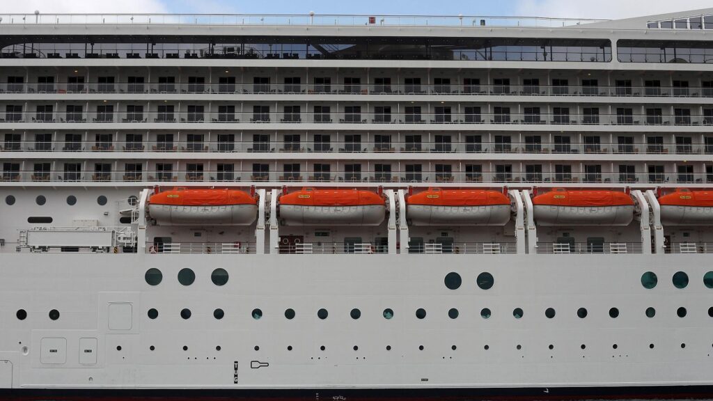 Kreuzfahrtschiff mit Rettungsbooten (Archiv)