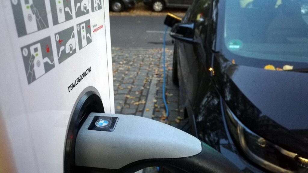 Elektroauto an einer Ladestation (Archiv)