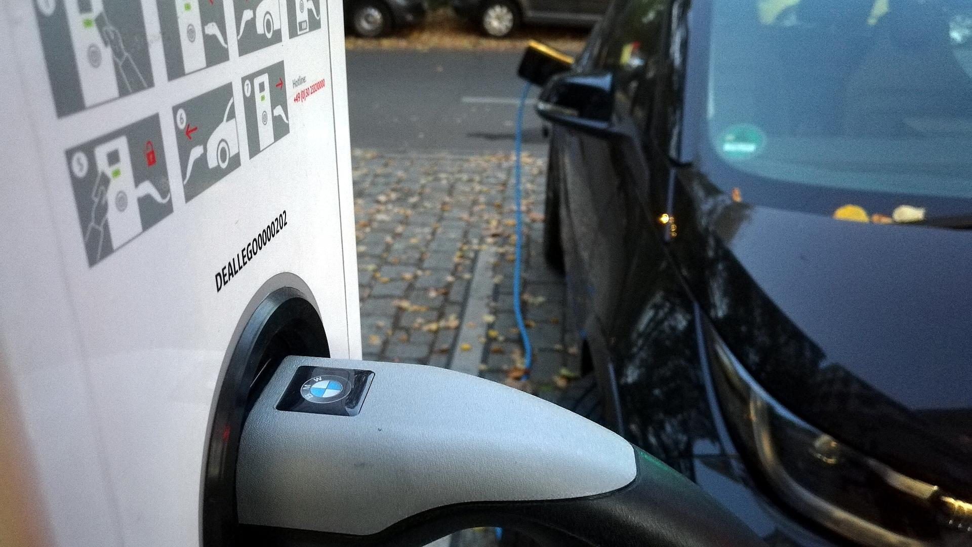 42 Prozent der Gemeinden ohne öffentliche Ladesäulen 1 Elektroauto an einer Ladestation (Archiv)