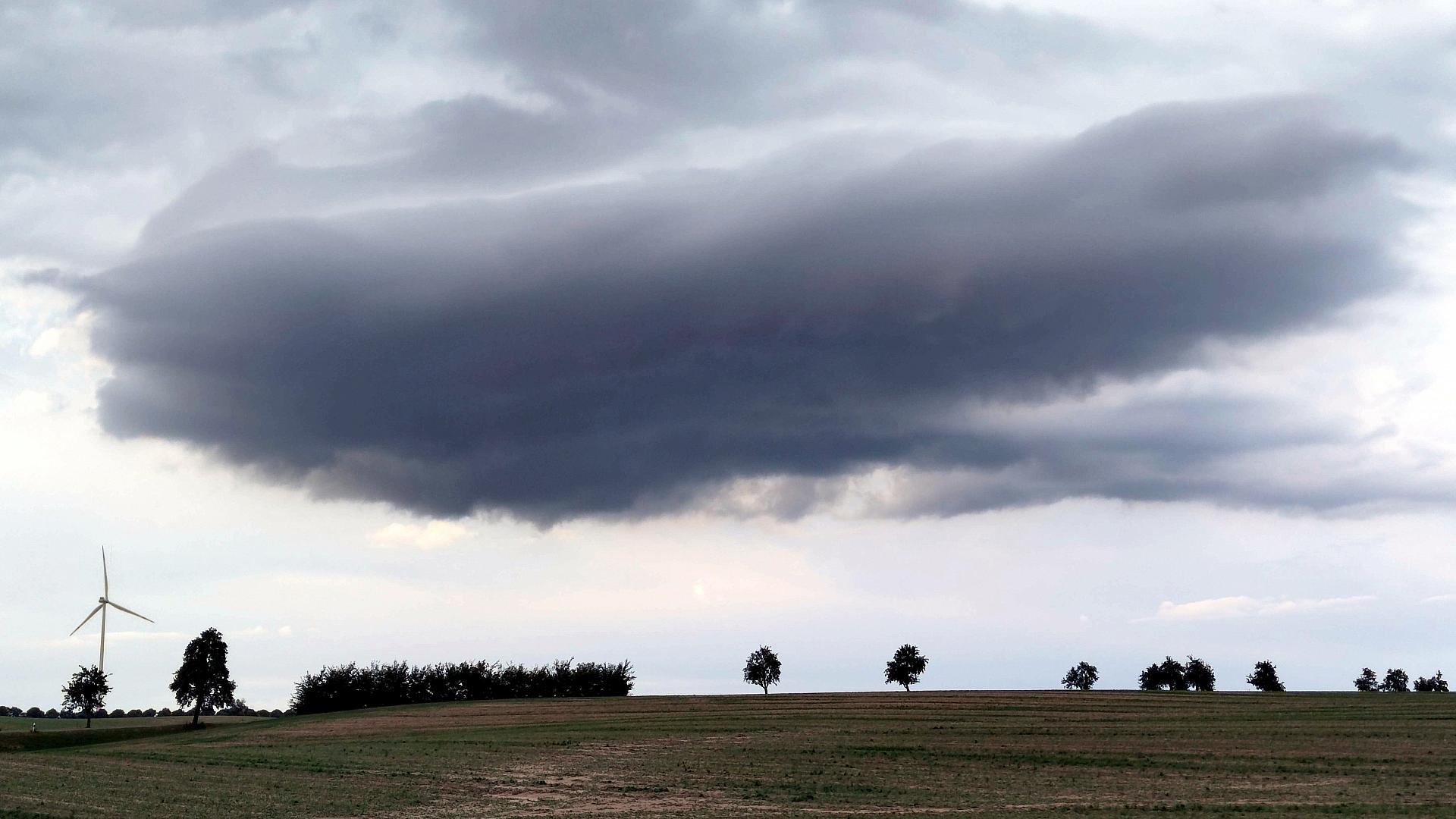 Gewitterwarnungen für Süd- und Mitteldeutschland ausgegeben 1 Unwetterwolke über einem Acker (Archiv)