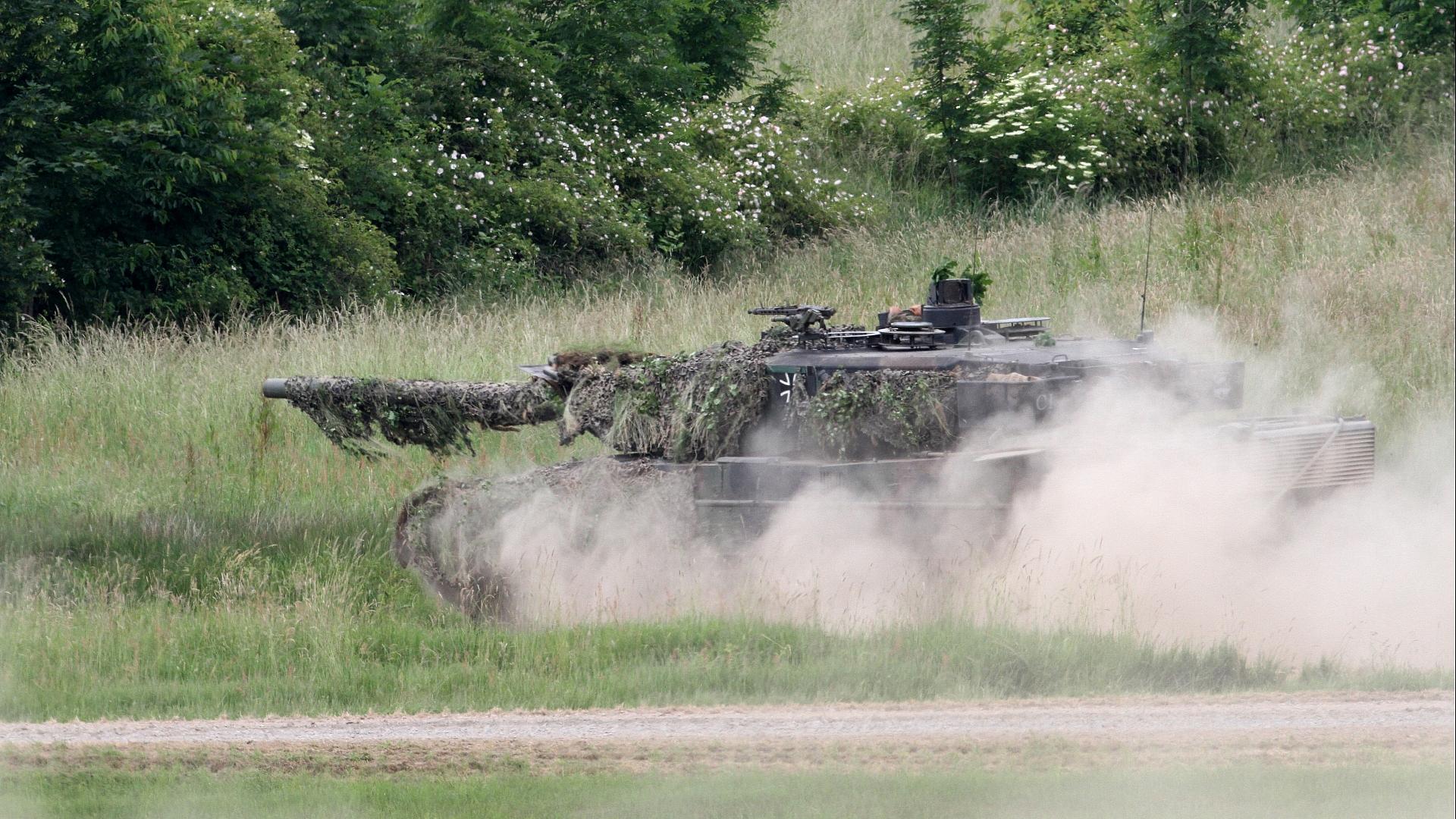 Bericht: Bund steigt mit 40 Prozent bei Panzerbauer KNDS ein 1 Bundeswehr-Panzer `Leopard 2` (Archiv)