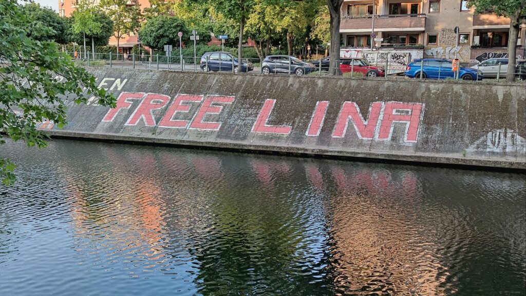 Lina E. kommt vorzeitig frei 5 Free-Lina-Schriftzug (Archiv)