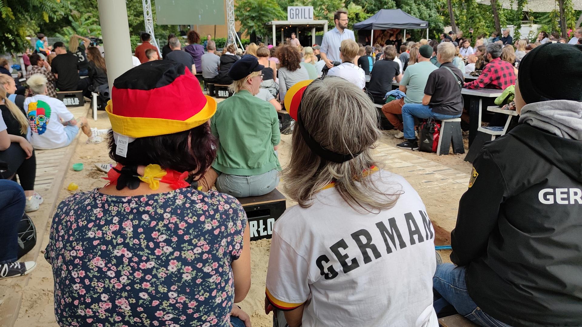 Dobrindt: Keine konkrete Bedrohung zur Fußball-WM durch Iran-Krieg 1 Public Viewing im Berliner Biergarten BRLO (Archiv)