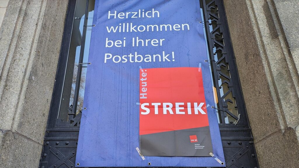 Streik-Hinweis an einer Postbank-Filiale (Archiv)