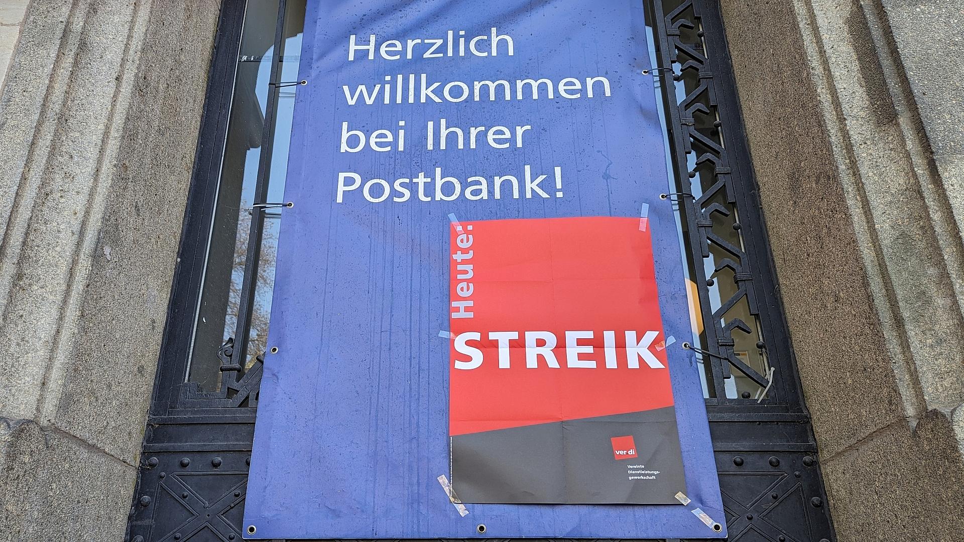 Streik-Hinweis an einer Postbank-Filiale (Archiv)