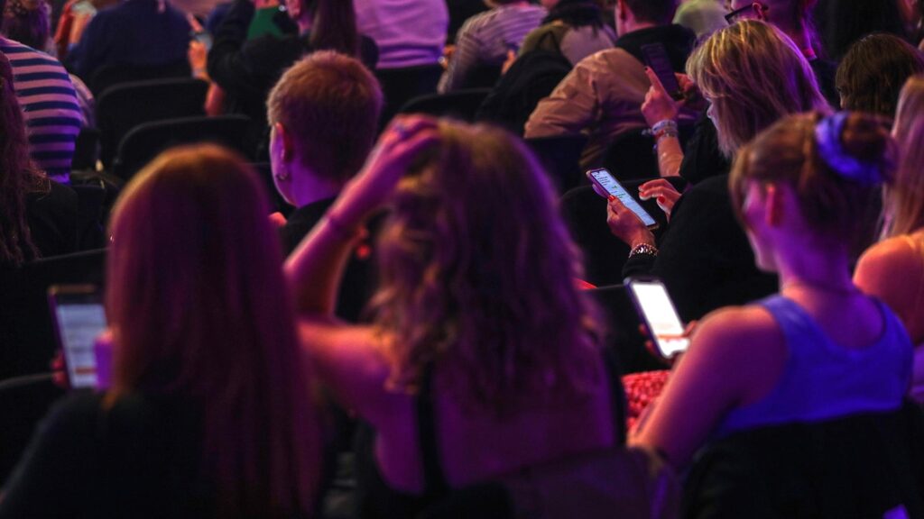 Junge Leute mit Smartphone (Archiv)