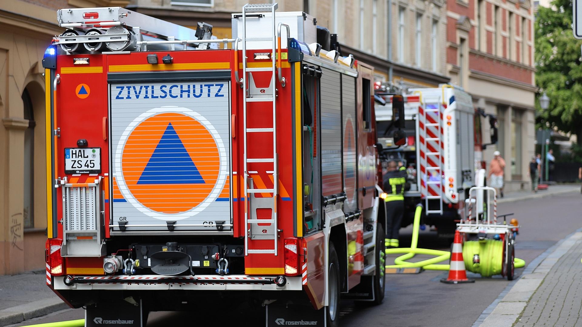 Grünen-Politiker kritisiert Dobrindts Zivilschutz-Pläne 1 Feuerwehr und Zivilschutz im Einsatz (Archiv)