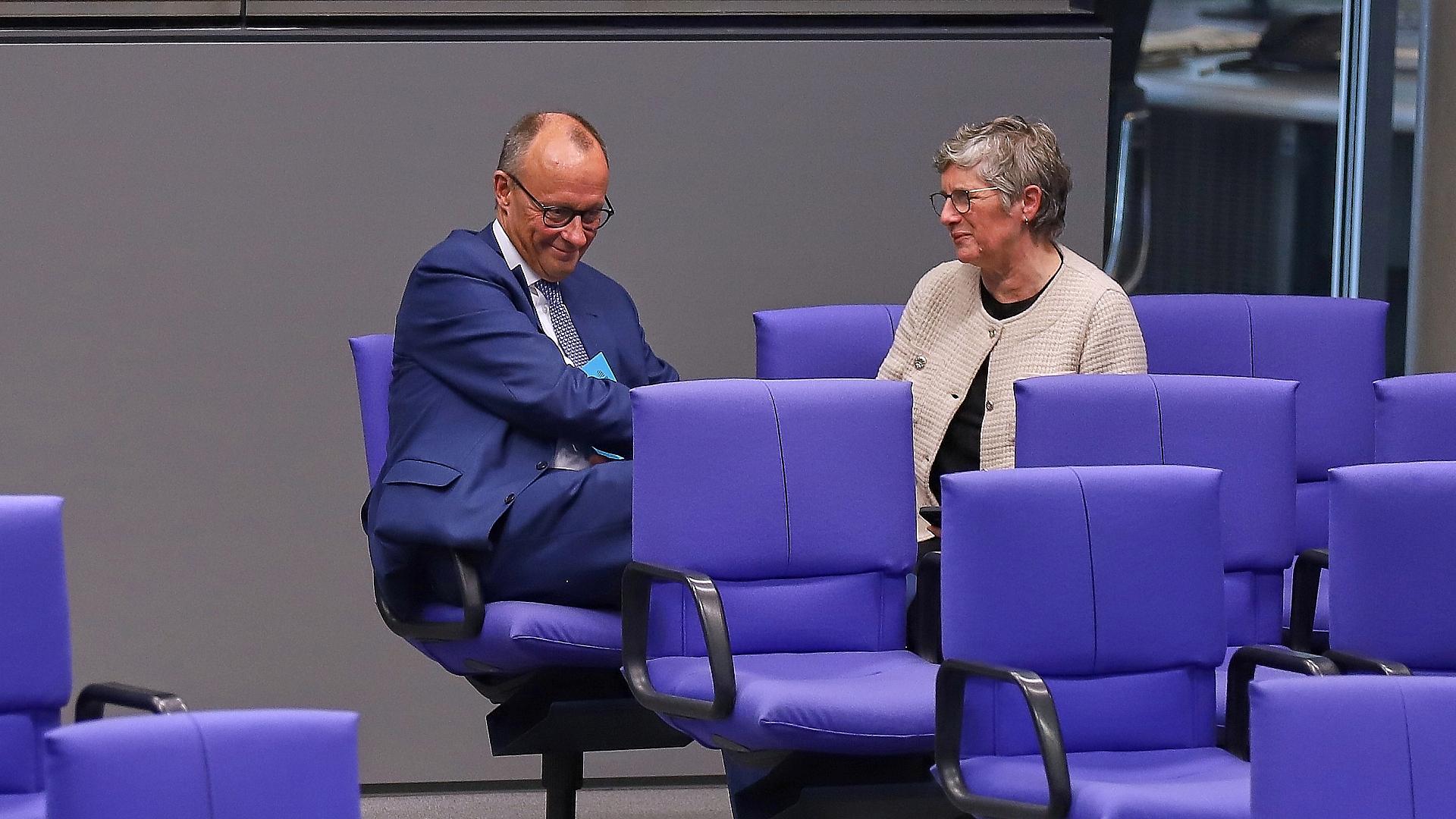 Grüne sehen Schwarz-Grün als Option für den Bund 1 Friedrich Merz und Britta Haßelmann (Archiv)