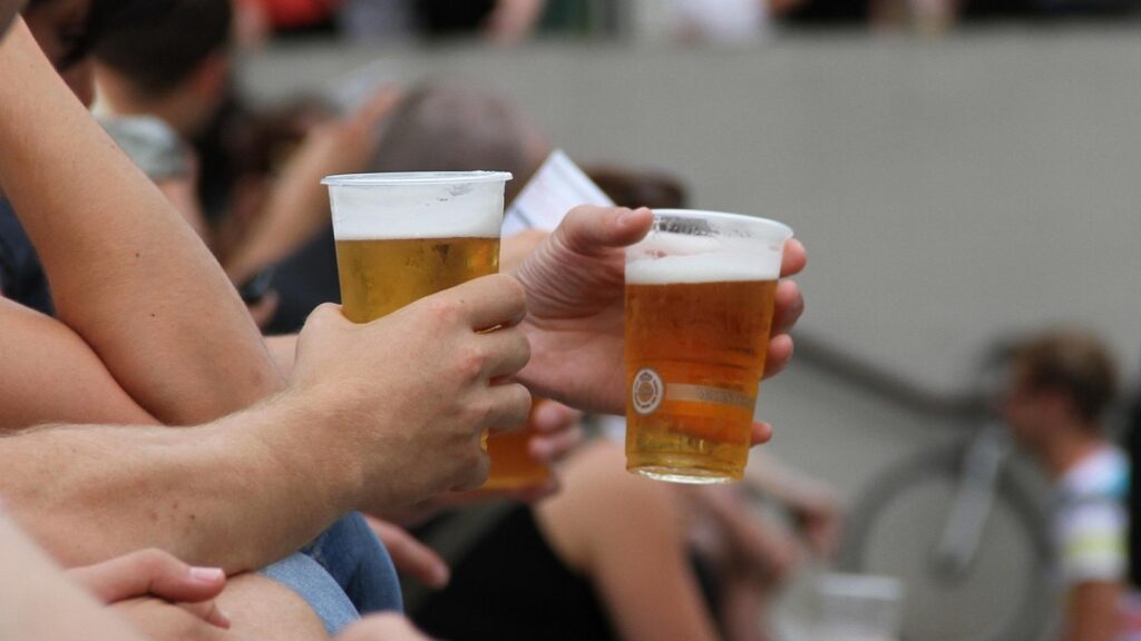 Brauereien erwarten keinen Bier-Boom wegen Fußball-WM 7 Biertrinker (Archiv)