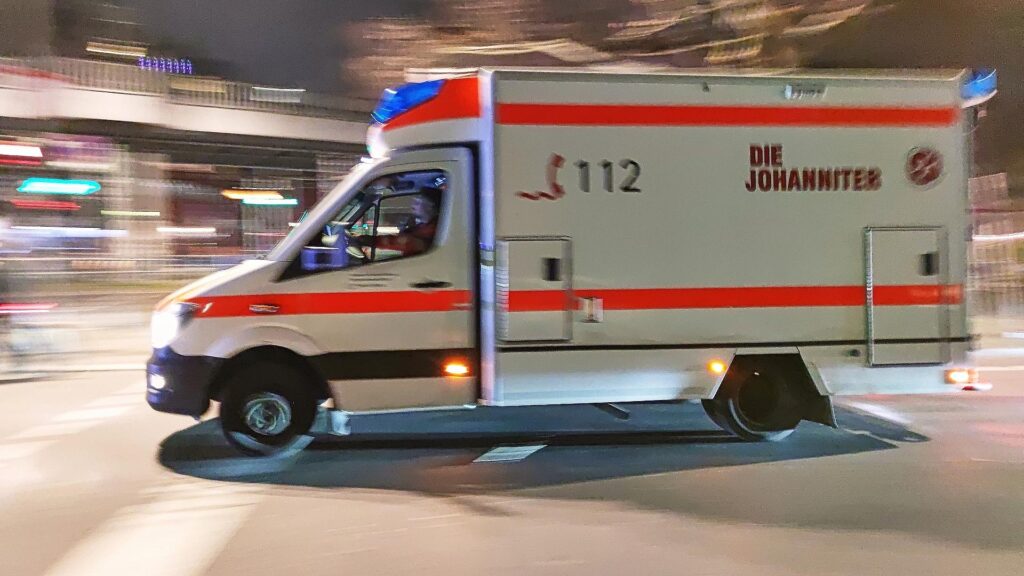 Rettungswagen der Johanniter im Einsatz bei Nacht (Archiv)