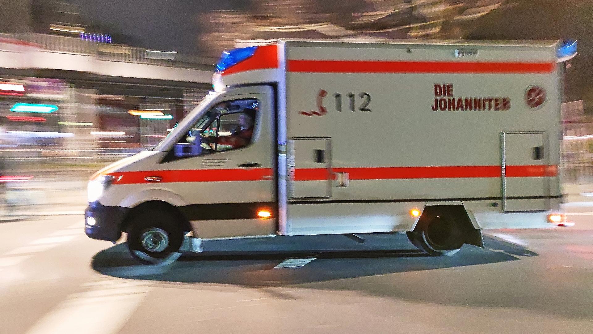 Rettungswagen der Johanniter im Einsatz bei Nacht (Archiv)