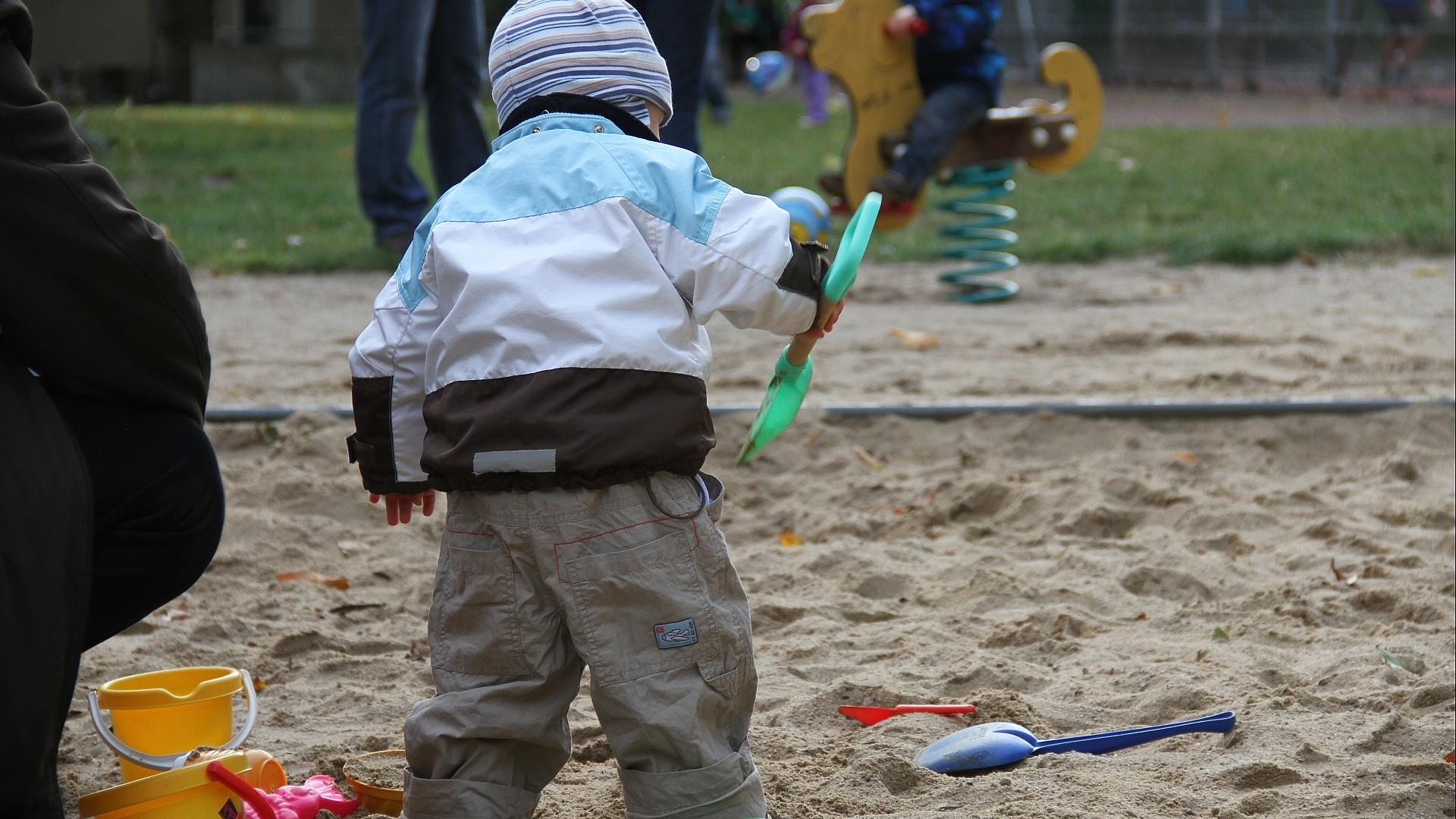 Kleinkind auf Spielplatz (Archiv)