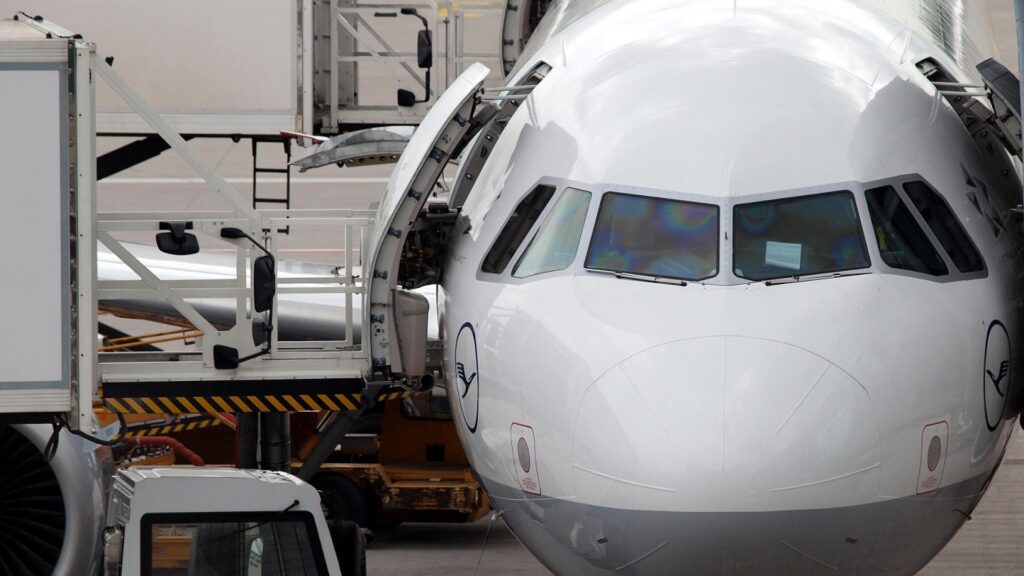 Lufthansa-Maschine wird am Flughafen beladen