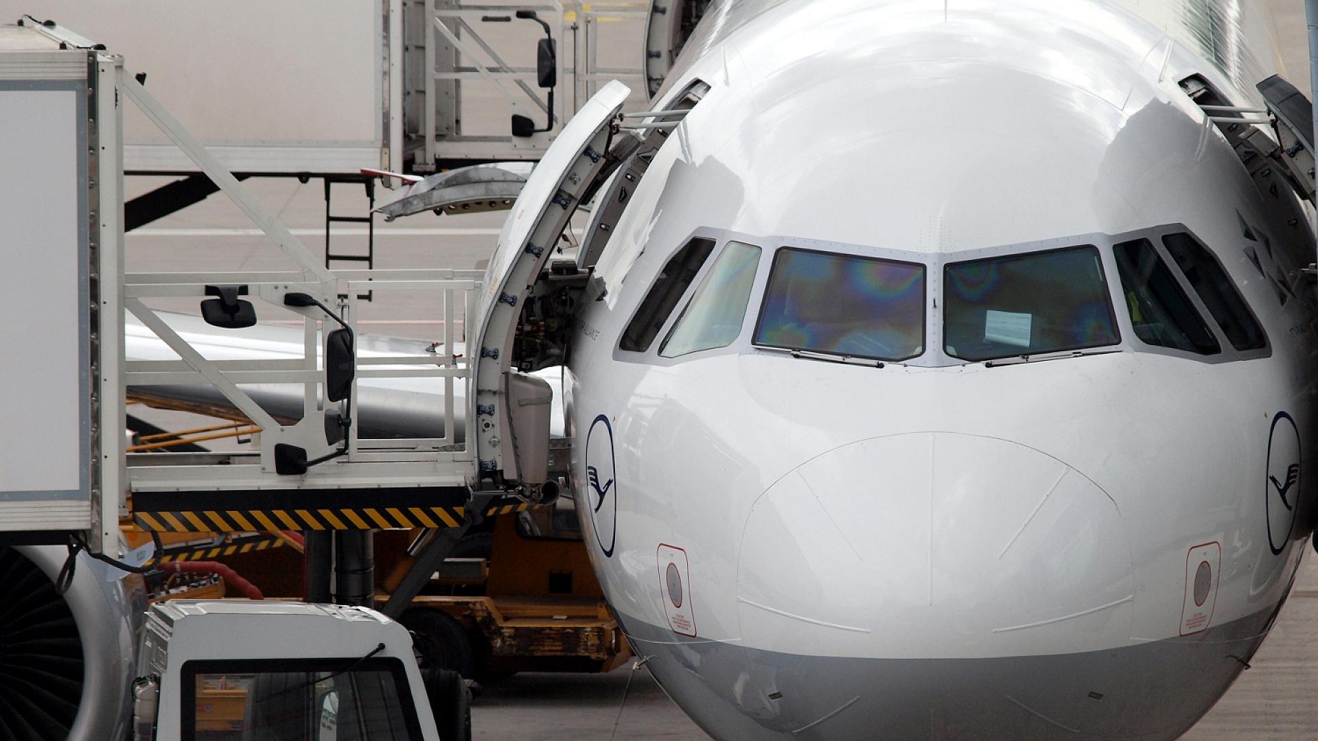 Lufthansa-Maschine wird am Flughafen beladen
