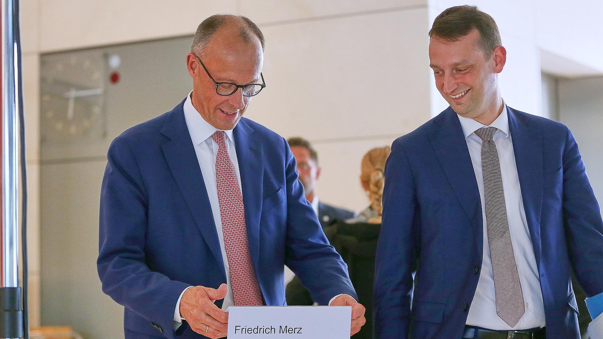Früherer Merz-Büroleiter wechselt zu BCG 1 Friedrich Merz und Jacob Schrot (Archiv)