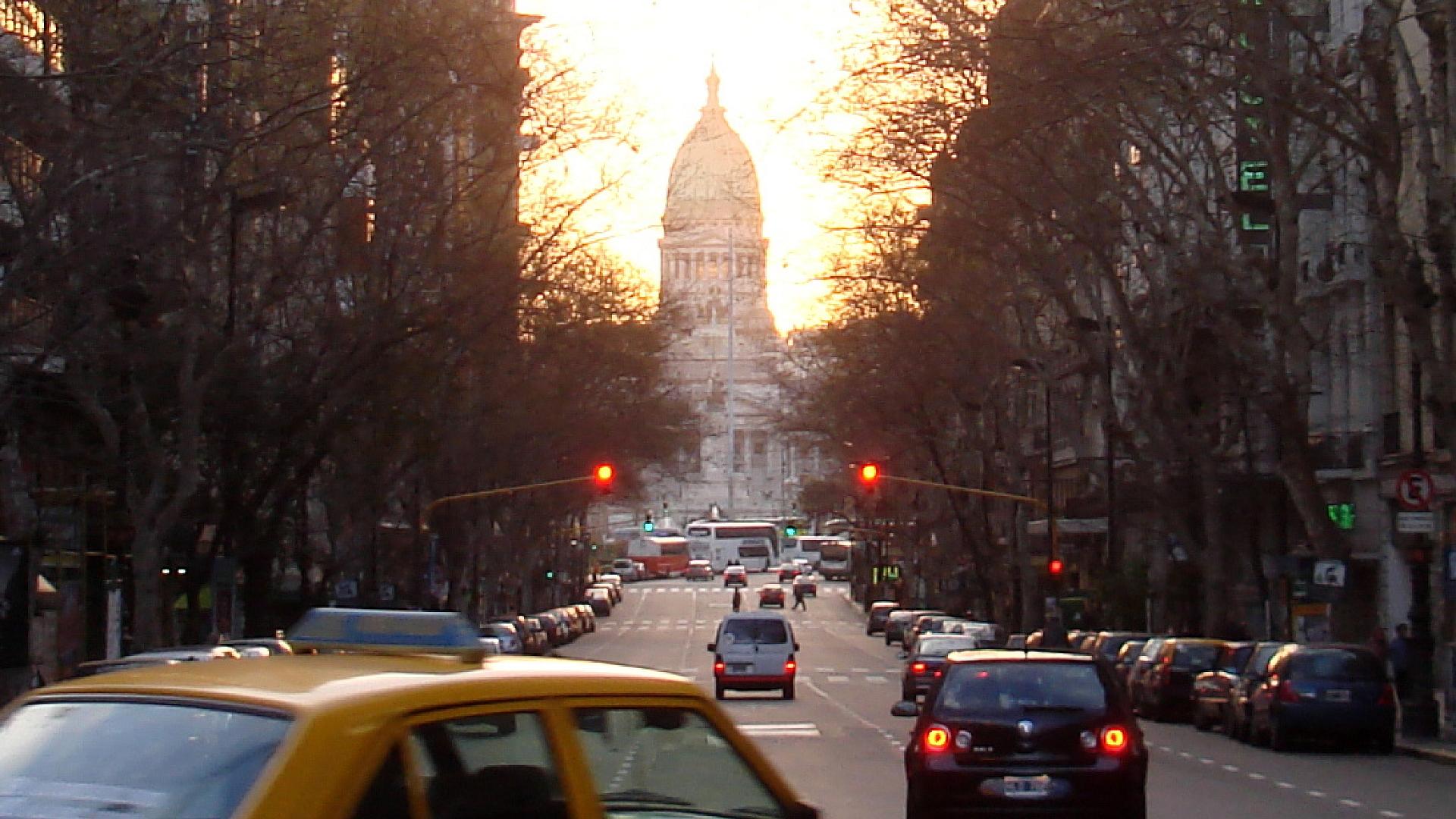 Argentinien plant KI-Unternehmen ohne Menschen 1 Straßenszene in Buenos Aires vor Argentinischem Nationalkongress (Parlament) (Archiv)