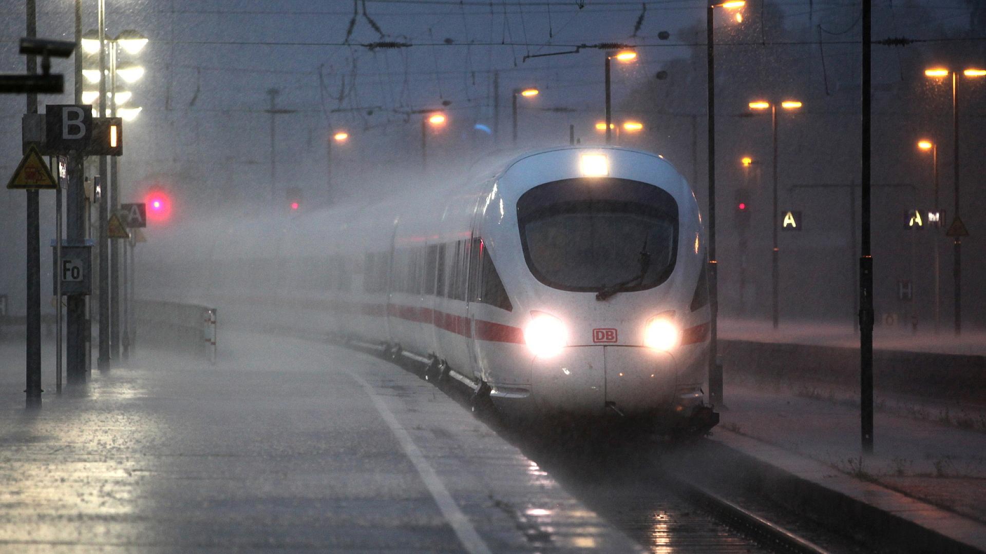 Wetterdienst weitet Unwetterwarnungen aus 1 ICE-Zug bei Unwetter (Archiv)