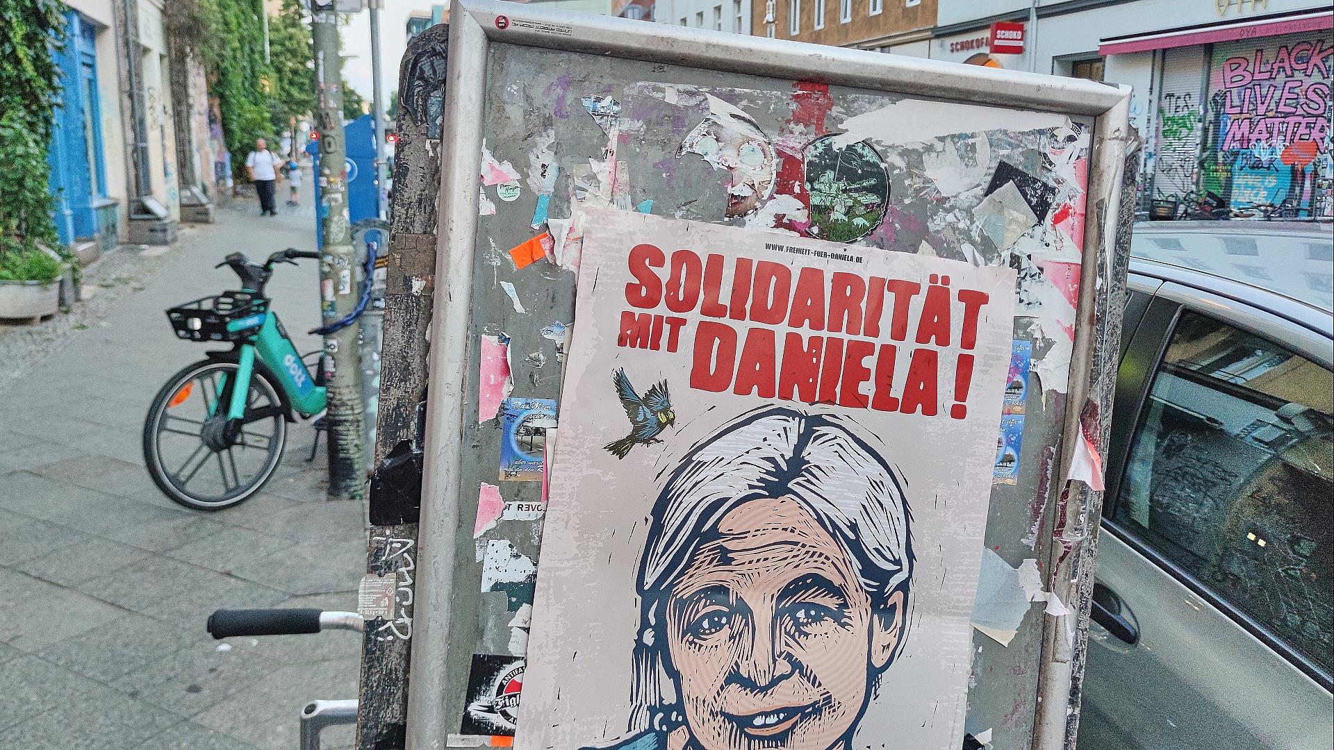 13 Jahre Haft für Ex-RAF-Mitglied Klette 1 Plakat wirbt für Solidarität mit Daniela Klette (Archiv)