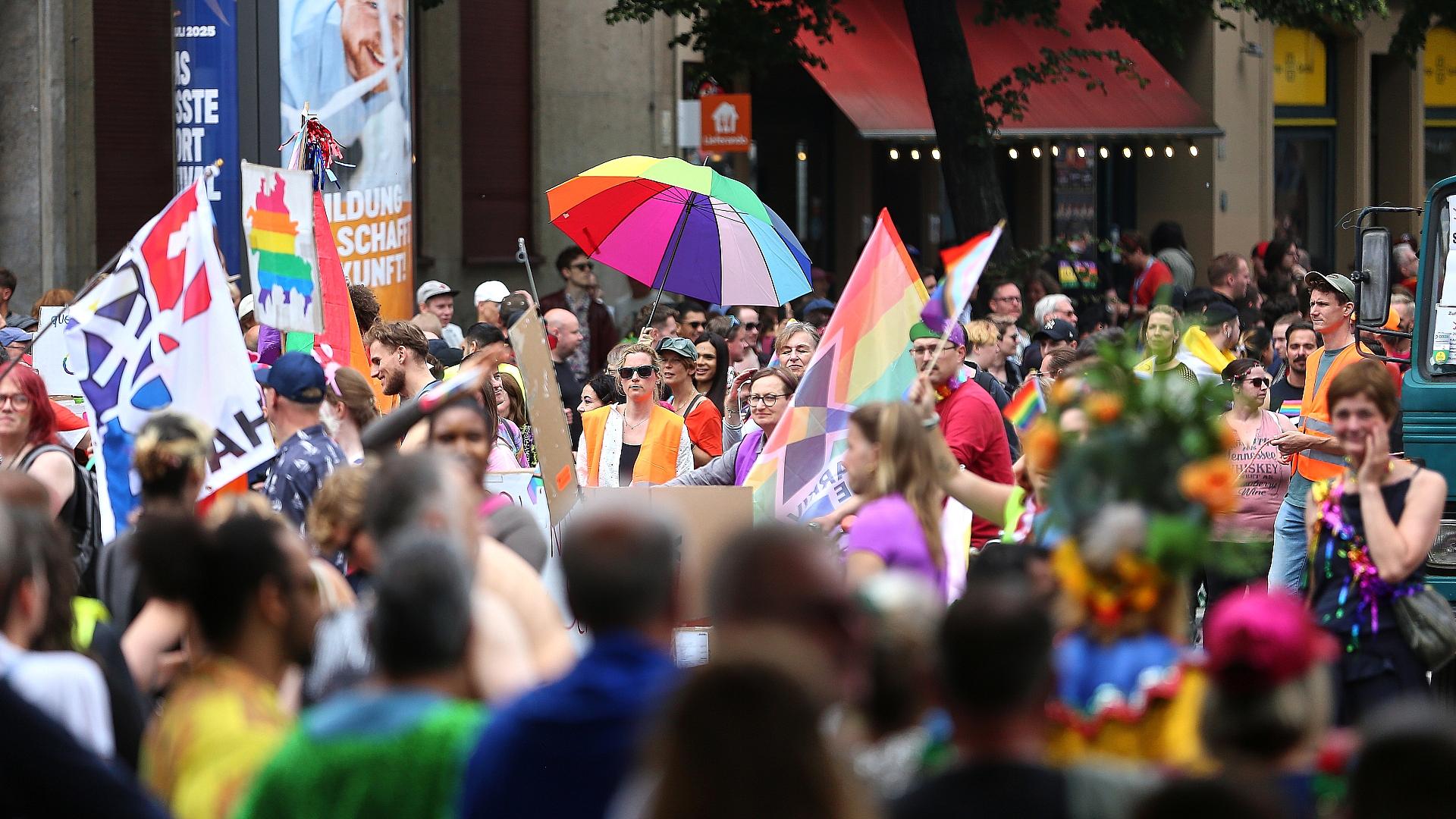 Linke fordert besseren Schutz queerer Menschen 1 Parade zum Christopher-Street-Day (Archiv)