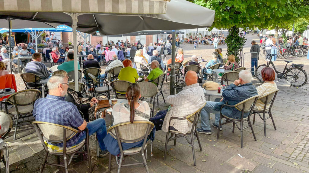 Aktuelles aus St. Ingbert | Bild: Stadt St. Ingbert Musik-Pavillon in der Fußgängerzone mit der Band Bluesberry Jam