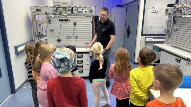 Kita-Kinder erkunden Technik und Naturwissenschaft im Festo Lernzentrum 2 Aktuelles aus St. Ingbert MINT erfahren und Technik erleben: Kita am Stiefel zu Gast im FESTO Lernzentrum