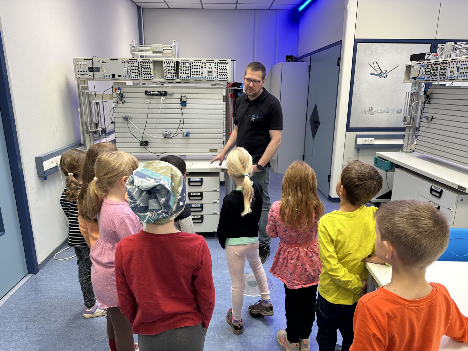 Kita-Kinder erkunden Technik und Naturwissenschaft im Festo Lernzentrum 1 Aktuelles aus St. Ingbert | Bild: Stadt St. Ingbert MINT erfahren und Technik erleben: Kita am Stiefel zu Gast im FESTO Lernzentrum