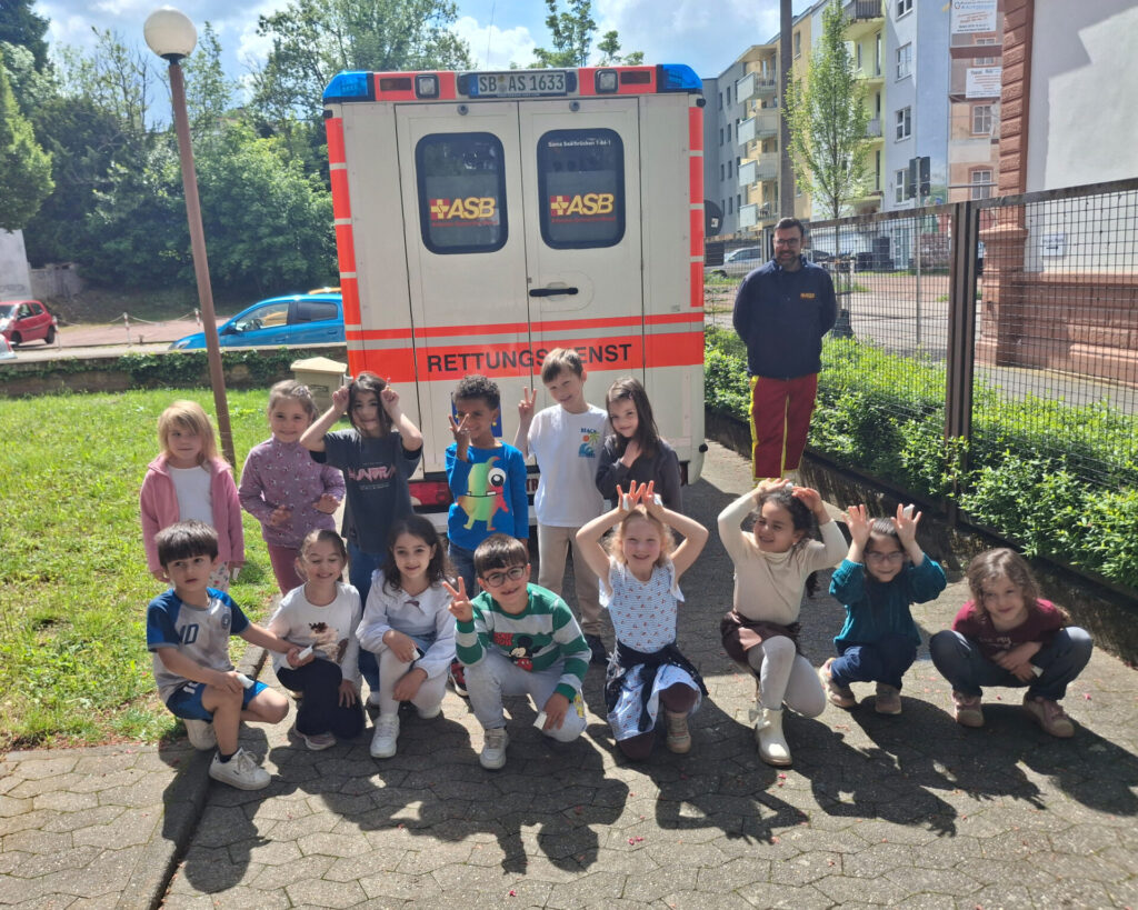 Aktuelles aus St. Ingbert | Bild: Stadt St. Ingbert Der ASB besuchte die Kita Luitpold mit dem Krankenwagen