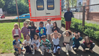 ASB besucht Kita Luitpold mit Krankenwagen