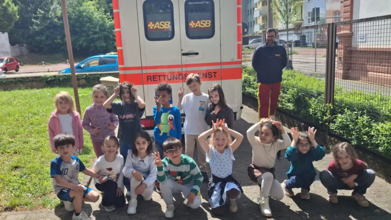 ASB besucht Kita Luitpold mit Krankenwagen