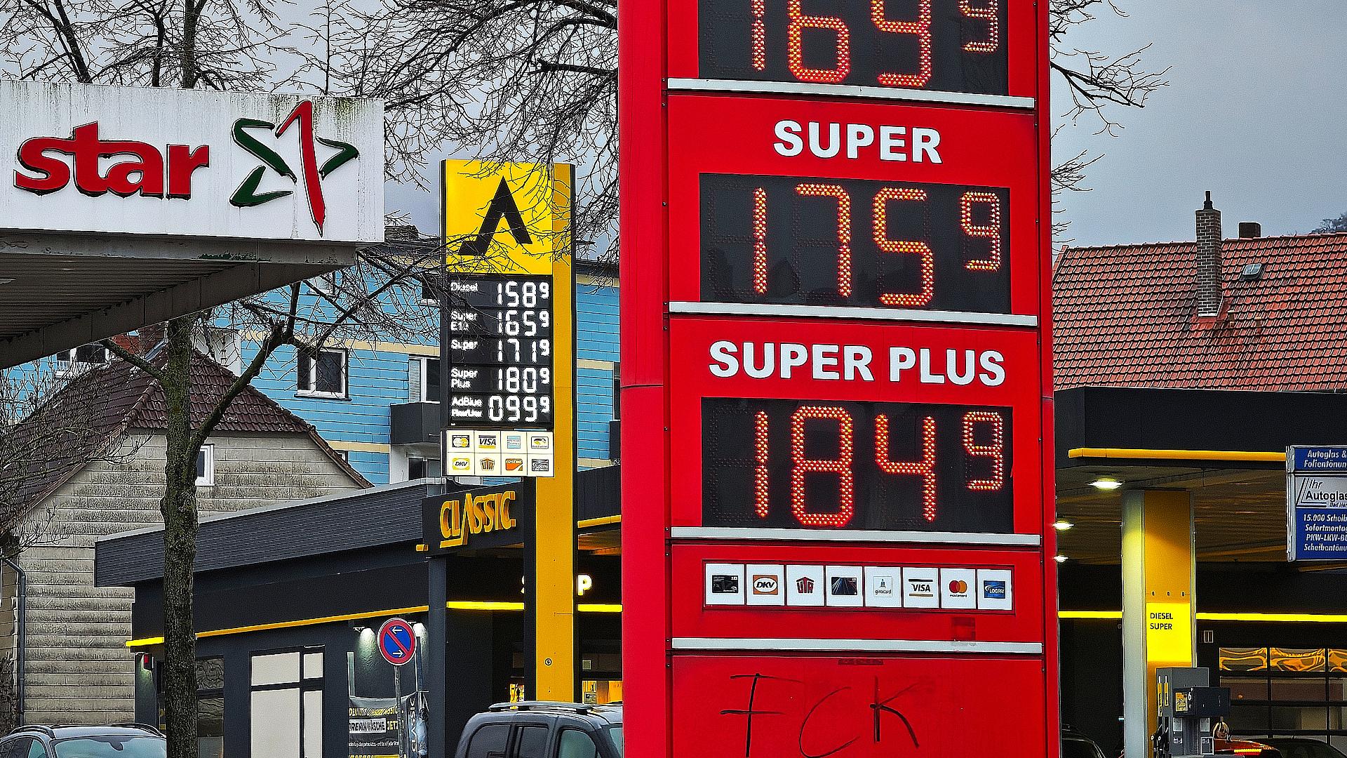 SPD-Länder fordern von Bundesregierung niedrigere Energiepreise 1 Tankstellen (Archiv)