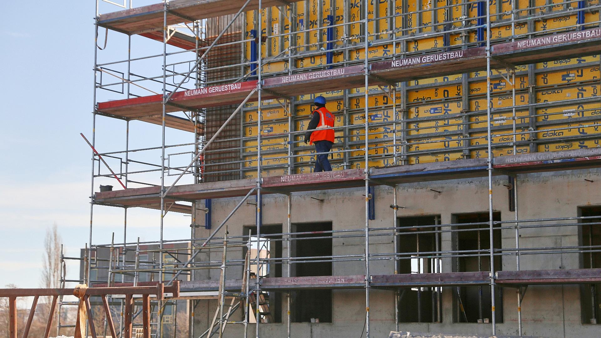 Mehr Baugenehmigungen für Wohnungen im April 1 Bauarbeiter auf Baustelle (Archiv)