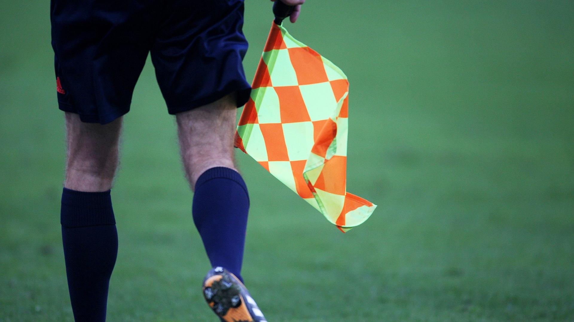 Linienrichter beim Fußball mit Fahne (Archiv)