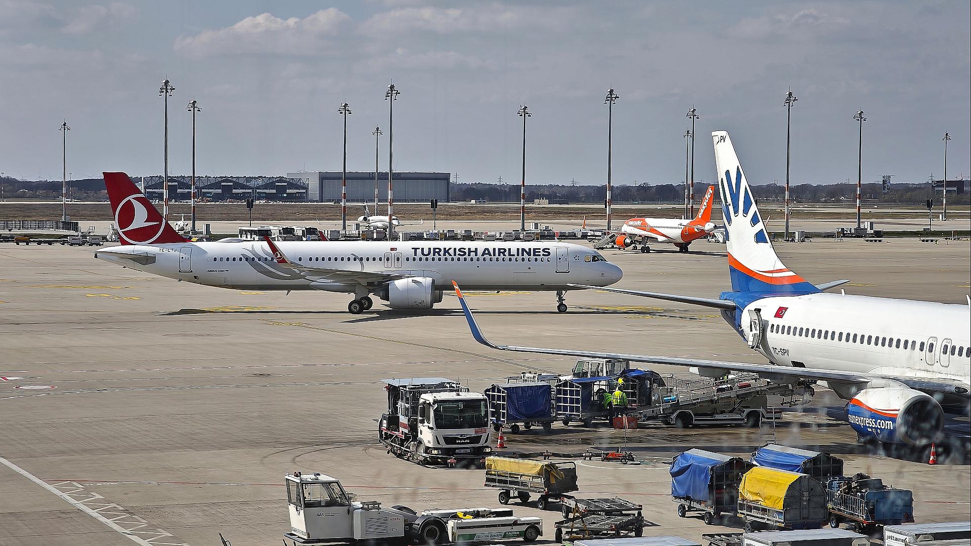 Auswärtiges Amt sieht Verantwortung für Visa-Wartezeit bei Türkei 1 Flugzeuge von Turkish Airlines und Sunexpress (Archiv)